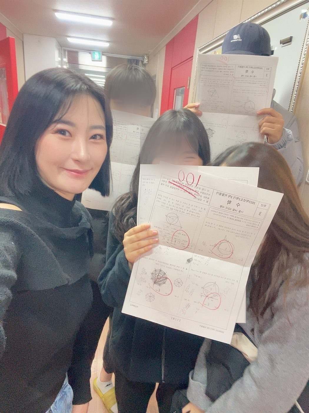 중3 한 반 학생들이 수학 100점 시험지를 들고 인증하는 모습