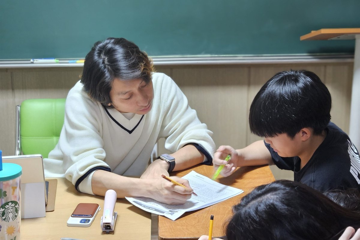 백마 고등영어학원 알쌤 Alex가 고등학생 옆에서 개인별 맞춤으로 영어를 관리하는 모습